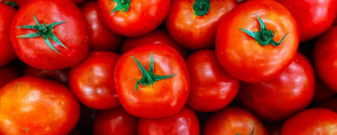 Découvrez l'astuce infaillible pour retirer la peau des tomates sans effort!