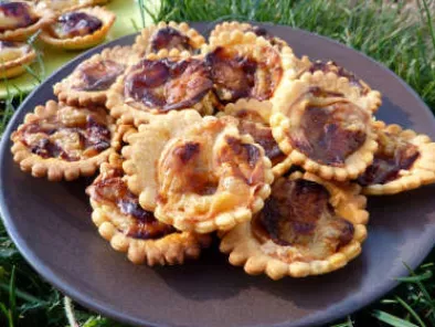 Recette Mini tartelettes : confit de tomates, chèvre ou camembert & miel