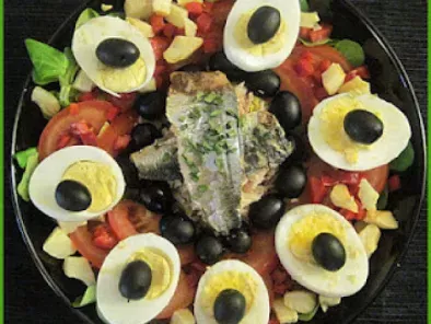 Salade complète avec sardines, artichauts, thon, oeufs durs et crudités