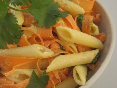 Salade de pâtes, carottes, coriandre et chèvre frais