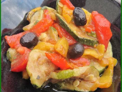 Salade de courgettes cuites, poivrons et tomates à l'huile d'olive et au basilic