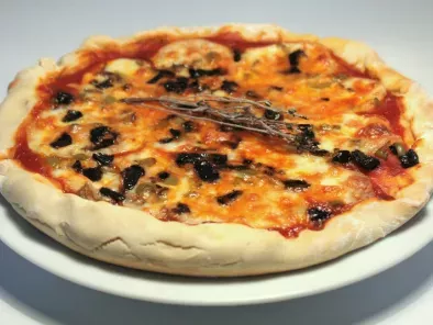 Recette Pizza à la mozzarella fumée au thym & aux olives