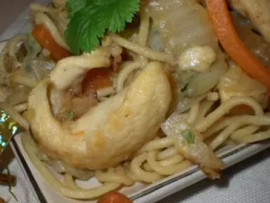 Recette Nouilles sautées au chou chinois, poulet et bâtonnets de carottes