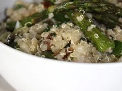 Asperges rôties, oignons nouveaux et quinoa en salade