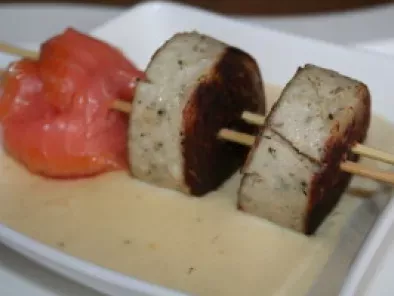 Recette Brochettes de boudin blanc et saumon à la crème d'asperges