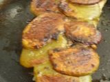 Etape 7 - Pavé de saumon en écailles de pommes de terre à la crème de roquette.