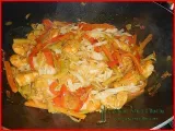 Etape 13 - Nouilles sautées au wok, crevettes marinées et petits légumes croquants.