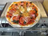 Etape 4 - Pizza aux orties, tomate, bacon et chèvre, cuite sur pierre