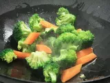 Etape 5 - Wok de lotte aux légumes & sabayon de Curry