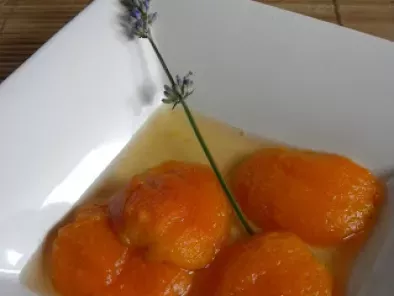 Abricots pochés vanillés & parfumés à la lavande