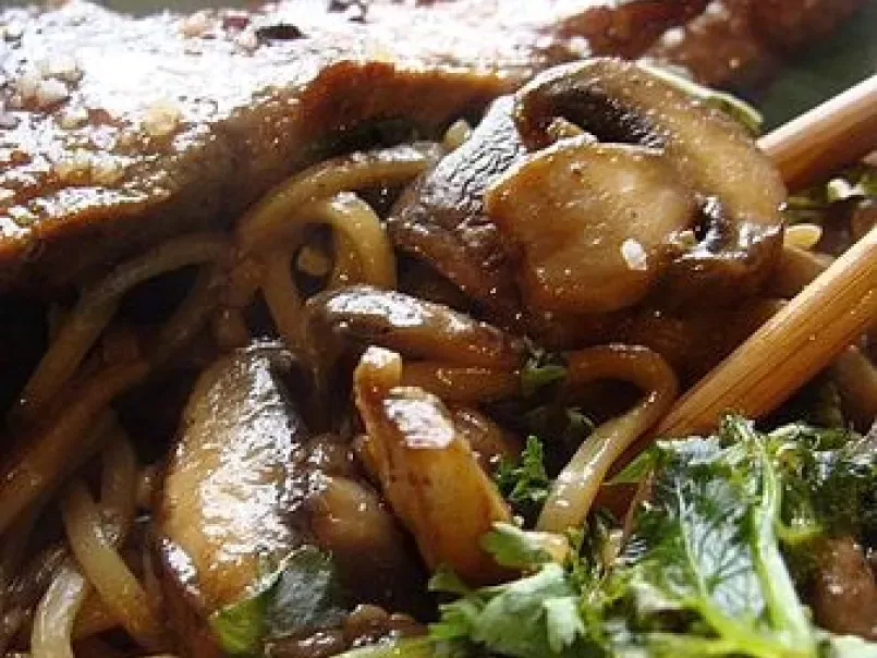 Aiguillettes de canard au miel et 5 épices & nouilles chinoises sautées aux champignons - photo 2