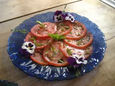 Assiette de tomates du jardin à l'huile d'olive verte