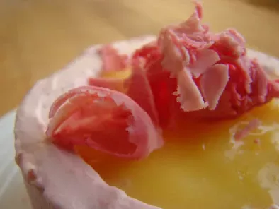 Bavarois framboise au coeur de creme citron sur biscuit au basilic