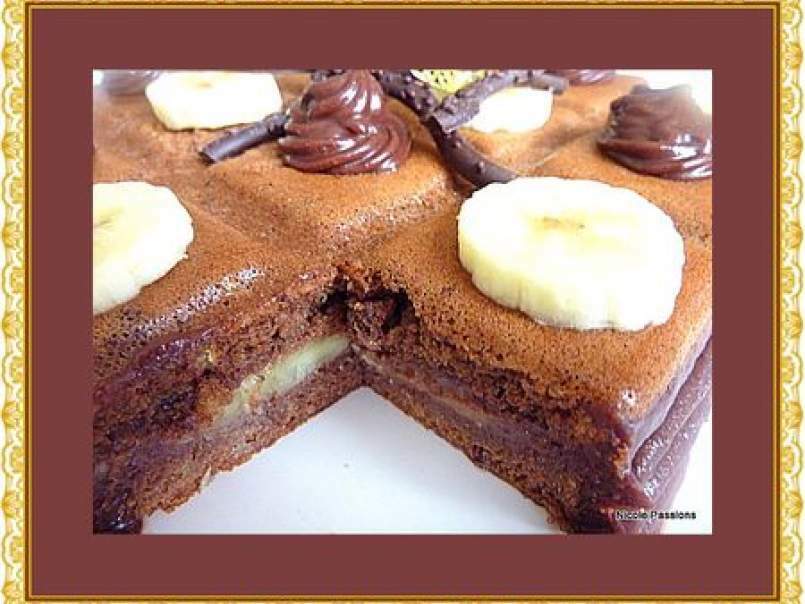 Biscuit au amandes et chocolat; bananes fondantes et ganache au chocolat noir .