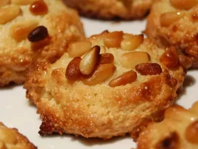 Biscuits aux amandes et aux noix de pin