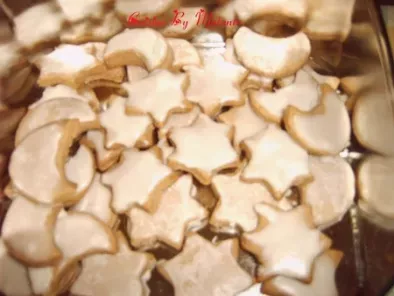 Biscuits de Noël goût pain d'épice avec glaçage à la fleur d'oranger
