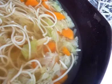 Bouillon au chou chinois, pâtes chinoises et aux carottes