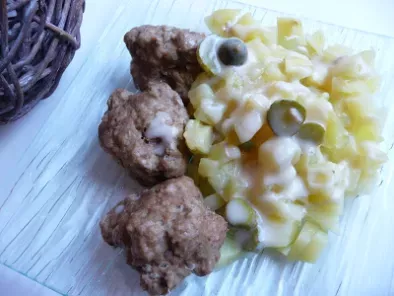 Boulettes de boeuf, pommes de terre et sauce aux cornichons