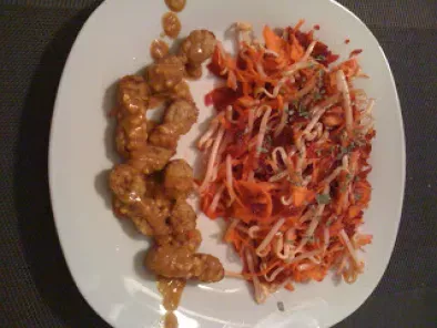 Brochette de poulet satay et sa salade asiatique