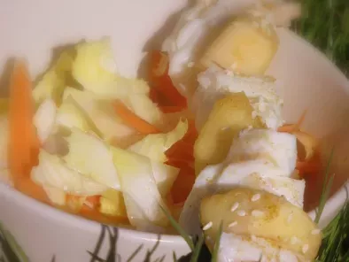 Brochettes d'églefin et sa salade épicée « carottes endives pommes »