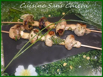 Brochettes de champignons de Paris à la plancha, aux herbes aromatiques de Provence.