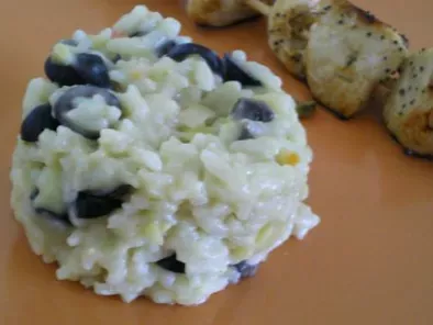 Brochettes de poulet mariné et son risotto aux olives