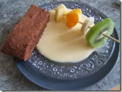 Brownies-crème anglaise et sa brochette de fruits frais.