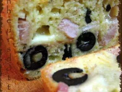 Cake moelleux aux olives, jambon, raclette
