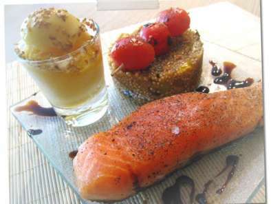 Chaud-froid de saumon mi-cuit et sorbet à l'orange, quinoa aux légumes sautés