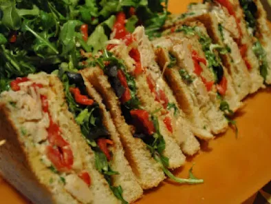 Club sandwich toscan au poulet et poivron rouge rôti