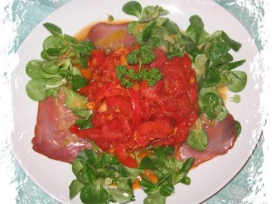 Compotée de poivrons-tomates sur tranches de thon fumé et lit de mâche