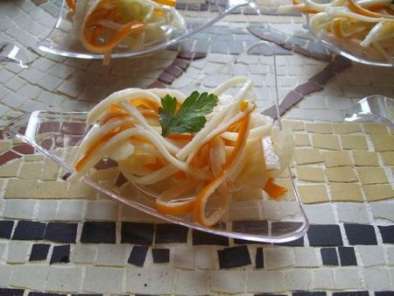 Coupelles apéritives de spaghettis de surimi et céleri branche à la sauce printemps
