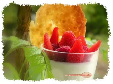 Crème blanche à la cardamome, fraises, framboises et tuiles d'avoine