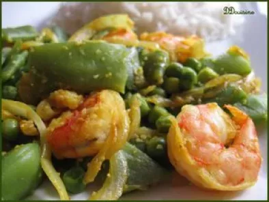 Crevettes sautées pimentées au curry et légumes verts