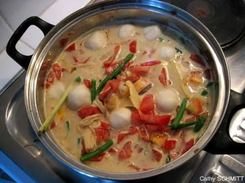 Cuisine asiatique : soupe thaï épicée aux crevettes, poisson et lait de coco - photo 3