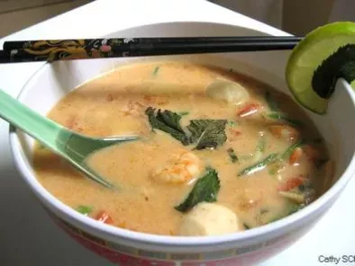 Cuisine asiatique : soupe thaï épicée aux crevettes, poisson et lait de coco - photo 5