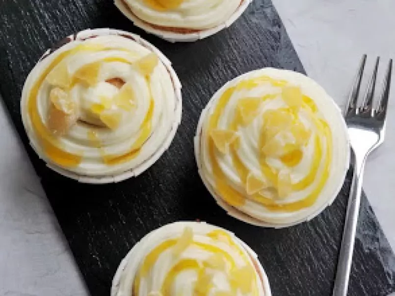 Cupcakes au chocolat blanc, poires caramélisées et ananas.
