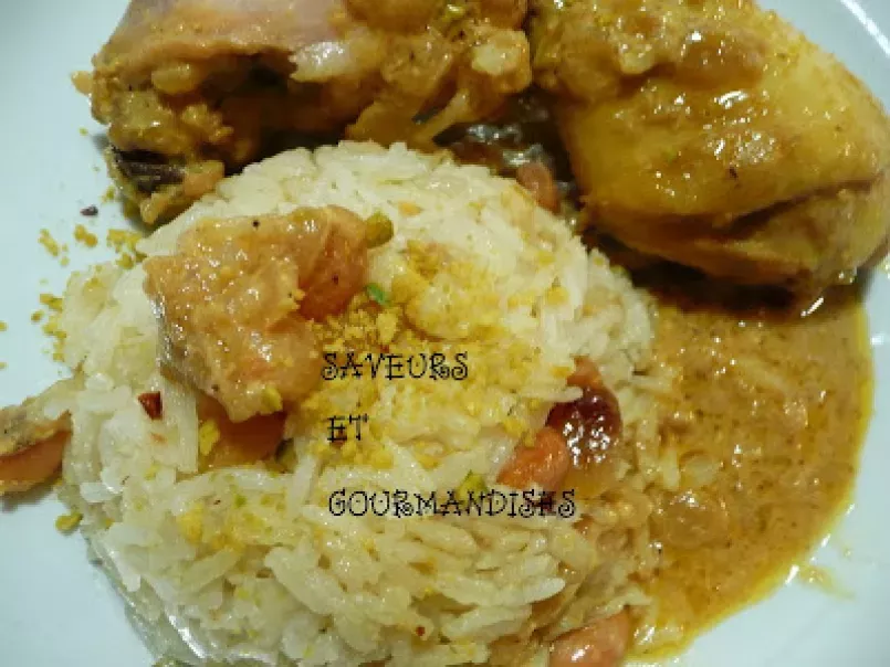 Curry de poulet en cocotte et son riz aux fruits secs.