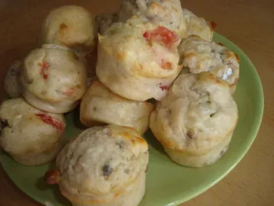 ¤¤¤ Des muffins salés pour l?apéritif : roquefort et noix / tomates et gruyère