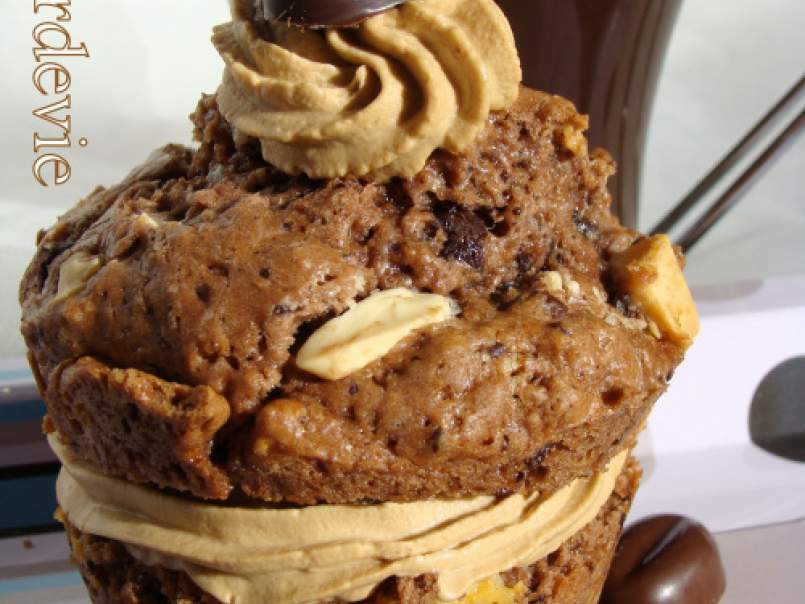 Deux versions pour des muffins aux deux chocolats fourrés : rhum-raisins et café-amaretto