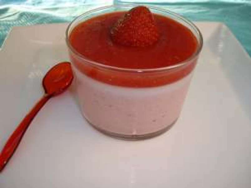 Douceur de panna cotta aux fraises et lait de coco