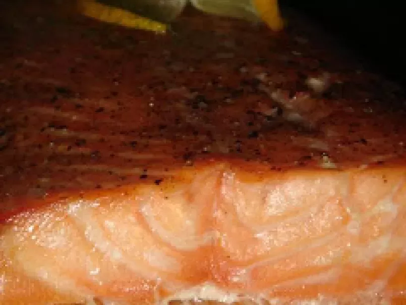 Filet de saumon grillé, sur planche de cèdre, sauce au concombre et à l' aneth - photo 2