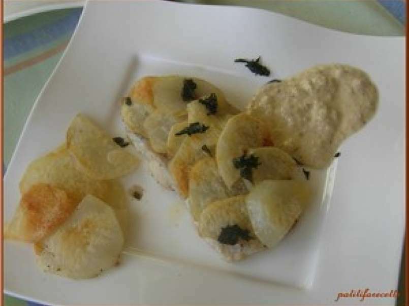 Filets de poisson en écailles de pommes de terre, sauce aux noix - photo 2