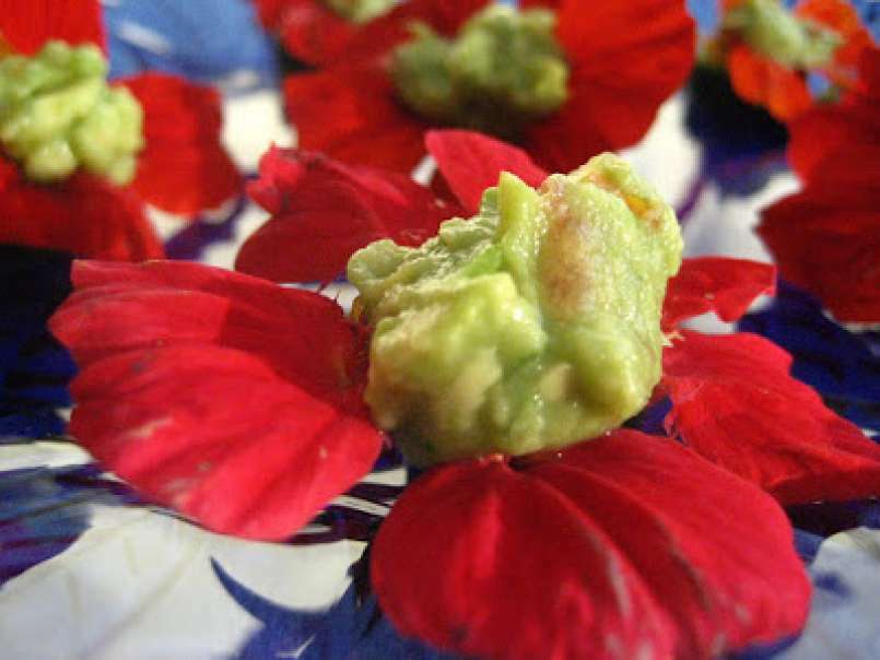Fleurs de capucine garnies de guacamole