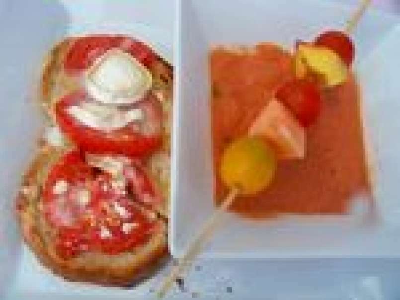 Gaspacho et tartine de chévre avec sa brochette de fruits!! - photo 2