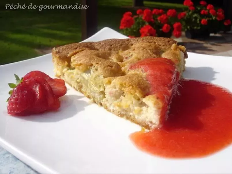 Gâteau amandes-rhubarbe et son coulis de fraise