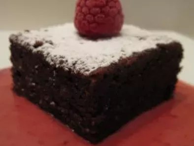 Gâteau chocolat noisette, sauce framboise