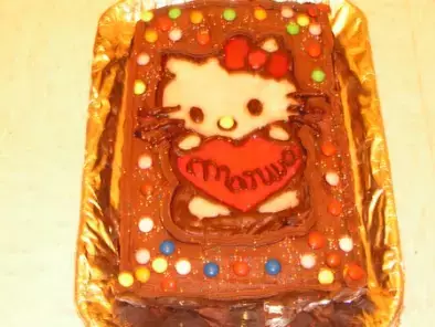 Gâteau d'anniversaire au chocolat avec déco Hello Kitty