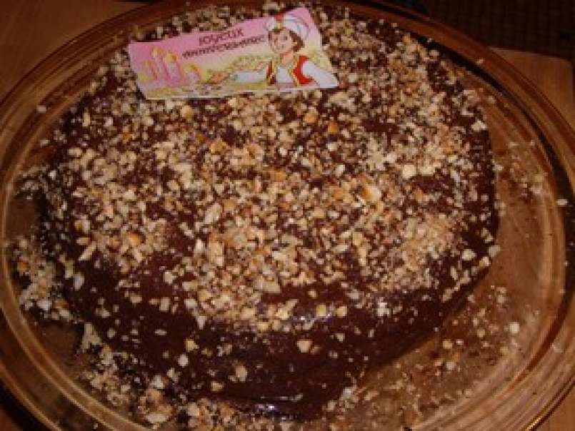 Gâteau d'anniversaire au chocolat et aux noisettes caramélisées