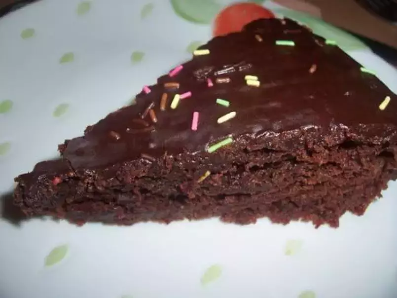 Gâteau d'anniversaire: gâteau au chocolat et à la framboise
